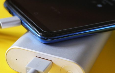 O geanta in care se afla o baterie de telefon sau un incarcator a explodat in timp ce era incarcata pe un zbor