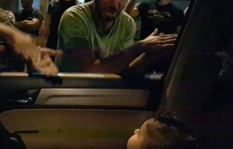Proteste in Beirut. Manifestantii s-au oprit din scandat pentru a-i canta unui copil speriat/ VIDEO
