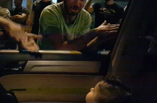 Proteste in Beirut. Manifestantii s-au oprit din scandat pentru a-i canta unui copil speriat/ VIDEO