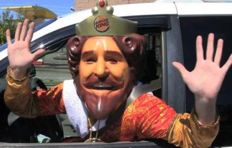  Video  Regele Burger King a impartit mancare intr-un restaurant McDonald`s
