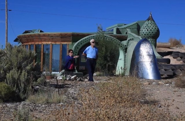 Case din hartie sau din sticla: 10+ locuinte construite din materiale neobisnuite