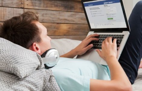 Studiu: Adolescentii care stau mai mult de 3 ore pe zi pe retelele sociale adorm cu dificultate si se trezesc greu a doua zi