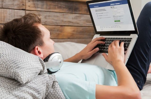 Studiu: Adolescentii care stau mai mult de 3 ore pe zi pe retelele sociale adorm cu dificultate si se trezesc greu a doua zi