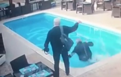 Un inspector ANAF a cazut in piscina unui restaurant din Constanta, din neatentie / VIDEO