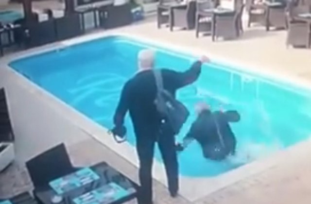 Un inspector ANAF a cazut in piscina unui restaurant din Constanta, din neatentie / VIDEO