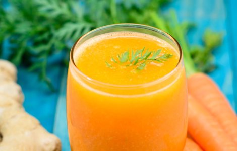 Nutritionist: Recomand celor cu dieta vegetariana sa bea zilnic 200 ml suc proaspat de morcov