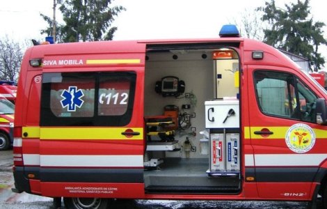 Un pasager dintr-un autocar s-a aruncat, din mers, pe sosea