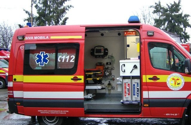 Un pasager dintr-un autocar s-a aruncat, din mers, pe sosea