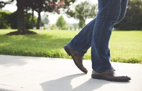 Studiu: Ritmul lent de mers la varsta de 45 de ani, un semn al "imbatranirii accelerate"