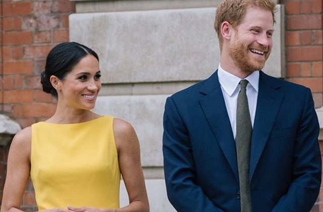O fotografie cu printul Harry si Meghan, retrasa de pe o masuta din Palatul Buckingham