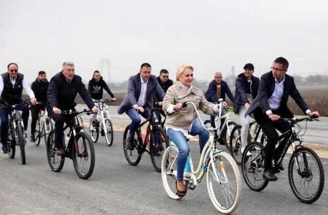Dancila, pe bicicleta la inaugurarea Centurii Bacau: "Ma bucur ca acest obiectiv va purta semnatura PSD"/ VIDEO