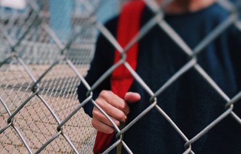 Un elev a cazut de pe o balustrada intr-o scoala din Satu Mare. Adolescentul era cunoscut drept consumator de etnobotanice