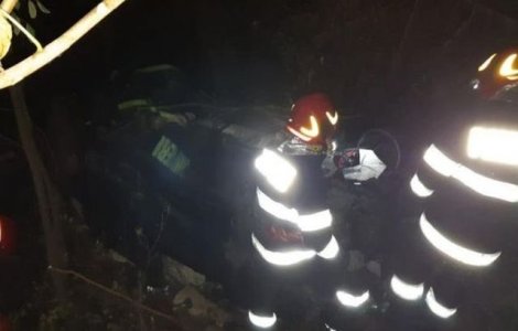 Accident in Vaslui. Femeie, in stare grava dupa ce masina in care se afla a cazut intr-o rapa adanca de 10 metri si a luat foc