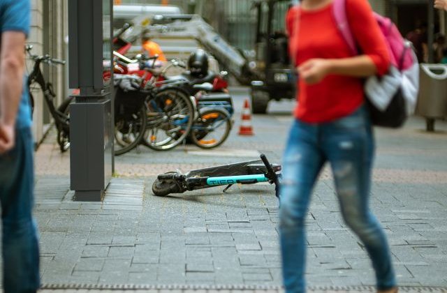 O noua meserie in Paris: "Pescarul" de trotinete electrice