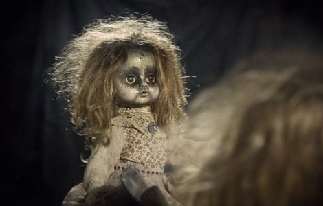 Concurs pentru alegerea celei mai infricosatoare papusi, organizat de un muzeu: "Nu imi place sa ating papusa cu par uman"