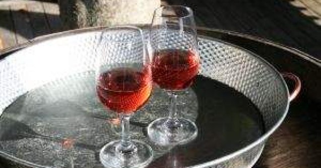 Cercetatorii sustin ca alcoolul imbunatateste viata de cuplu