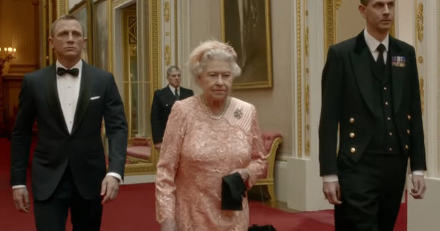 O consiliera a reginei Elisabeta a dezvaluit modul in care a convins-o pe suverana sa apara in clipul cu James Bond