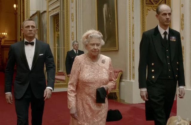 O consiliera a reginei Elisabeta a dezvaluit modul in care a convins-o pe suverana sa apara in clipul cu James Bond