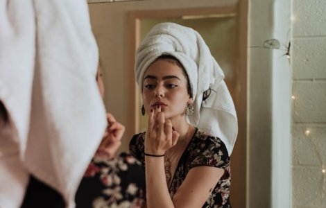  Top  8 trucuri simple de machiaj la care poti apela fara rezerve