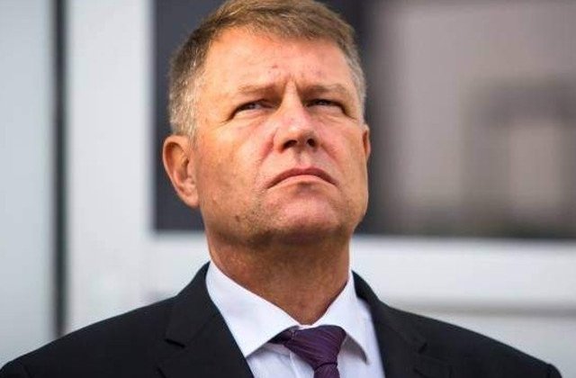 Klaus Iohannis a depus o coroana de flori in fata Clubului Colectiv, in memoria victimelor incendiului