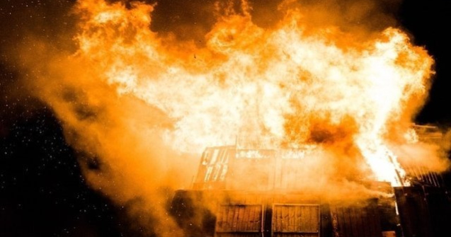 Un barbat de 64 de ani a murit in incendiul pe care il provocase pentru a se razbuna pe un vecin