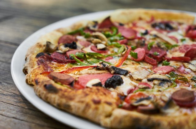 Un elev de 7 ani si-a amenintat colega de clasa cu un cutit, dupa ce s-au certat pe o pizza