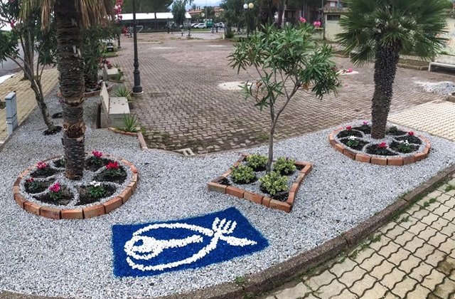 Un roman somer, laudat de primarie, dupa ce a amenajat spatiile verzi din orasul italian in care locuieste/ FOTO