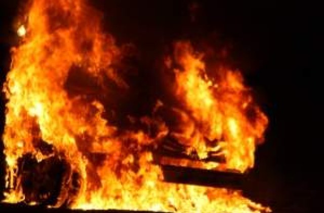 Trafic intrerupt pe A3, pe sensul Gilau - Turda, dupa ce un tir a luat foc