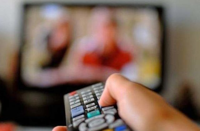 O fetita de 3 ani din India a murit inecata in cada, in timp ce parintii sai se uitau la operatiunea de salvare a unei fete de doi ani