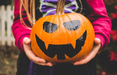 Fetita de 7 ani, impuscata in timp ce colinda de Halloween