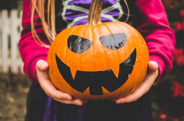 Fetita de 7 ani, impuscata in timp ce colinda de Halloween