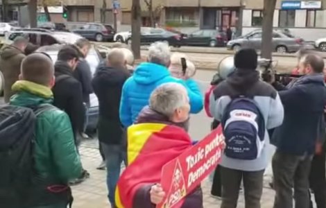 Dancila, asteptata cu pietre de protestatari la Timisoara: "Mincinoasa", "Analfabeta"/ VIDEO