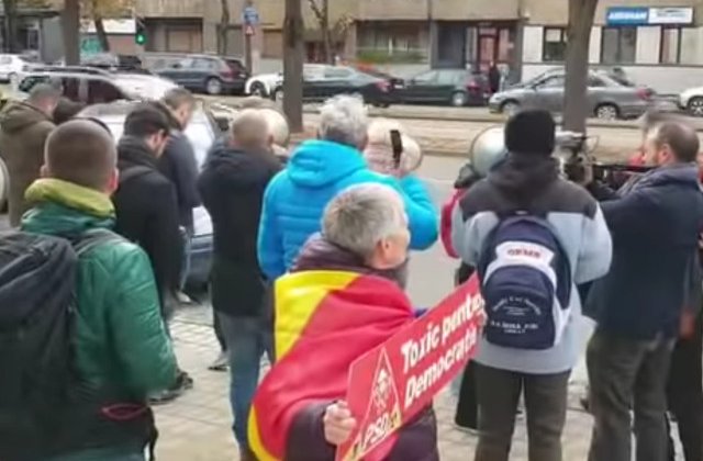 Dancila, asteptata cu pietre de protestatari la Timisoara: "Mincinoasa", "Analfabeta"/ VIDEO