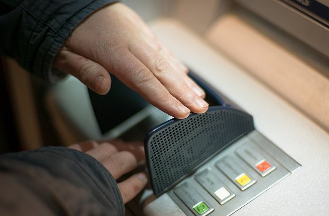 Studiu: 40% dintre studentii din Romania se tem ca parintii lor ar putea fi victimele unor escrocherii financiare