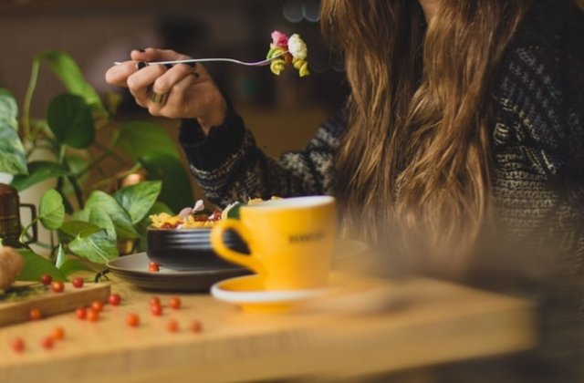 Motivul absurd pentru care o tanara a acordat doar o stea unui restaurant, desi a fost multumita de serviciile localului