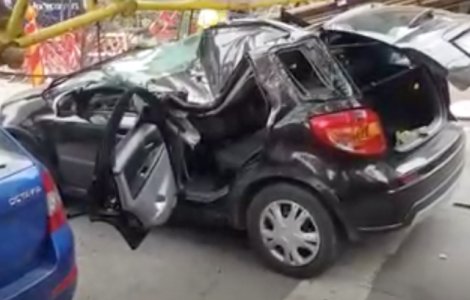 Bratul unei macarale s-a prabusit peste o masina in miscare. O persoana este ranita grav