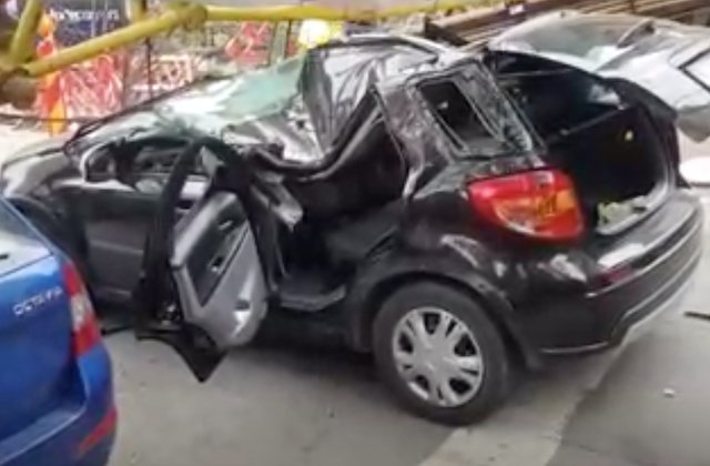 Bratul unei macarale s-a prabusit peste o masina in miscare. O persoana este ranita grav