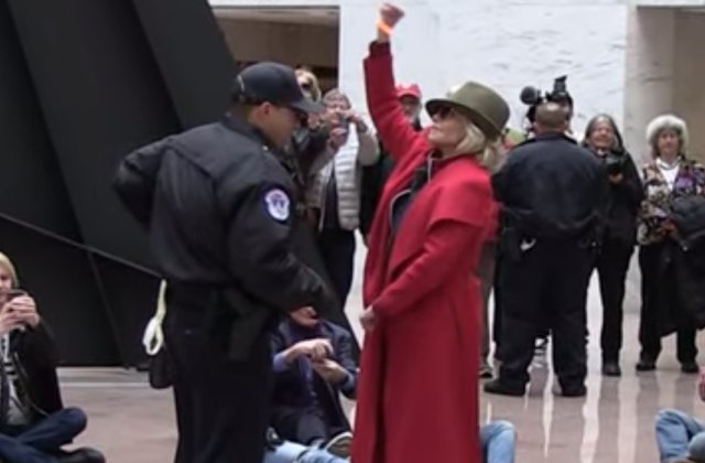 Jane Fonda, arestata din nou dupa ce a participat la un protest / VIDEO