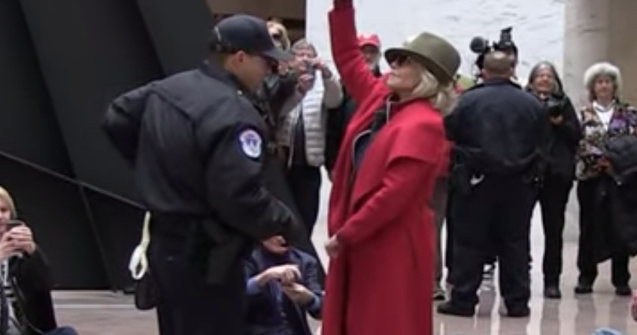 Jane Fonda, arestata din nou dupa ce a participat la un protest / VIDEO