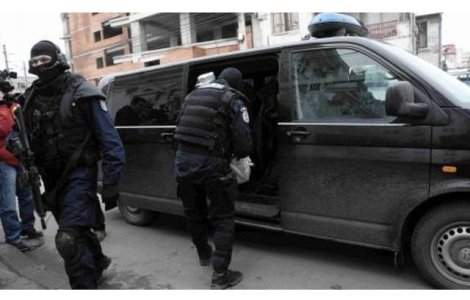 Doi bucuresteni, prinsi in flagrant cand au primit un colet plin cu droguri din Spania