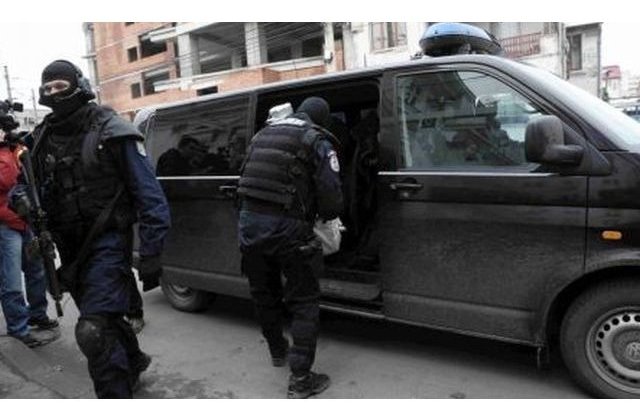 Doi bucuresteni, prinsi in flagrant cand au primit un colet plin cu droguri din Spania