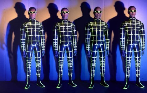 Kraftwerk 'electro'-cuteaza Sala Palatului cu 50.000 de wati de sunet si lumina