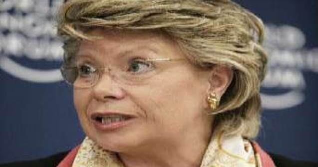 Reding cere statelor UE verificarea serviciilor de garantie pentru marca Apple