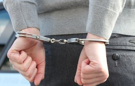 Un barbat de 50 de ani din Arges a fost retinut de politie pentru ca si-a violat fiica minora