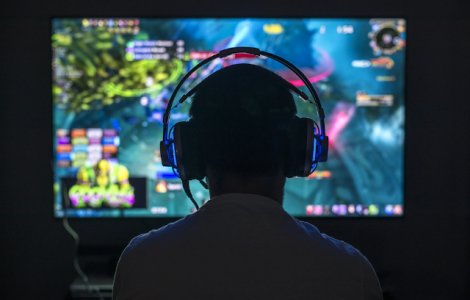 Un adolescent de 17 ani din Thailanda a murit dupa ce s-a jucat toata noaptea la calculator