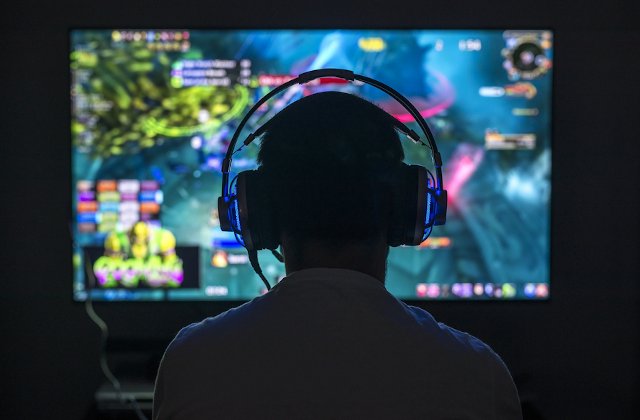 Un adolescent de 17 ani din Thailanda a murit dupa ce s-a jucat toata noaptea la calculator