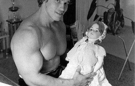 Parintii lui Schwarzenegger au incercat sa-l "vindece" de homosexualitate