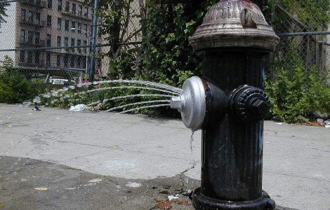 Interventia la incendiul din Confort City, ingreunata de bariere si de lipsa apei