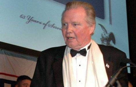 Jon Voight, tatal Angelinei Jolie, a prins drag de Romania
