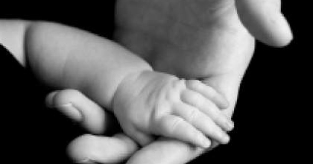 Legea de majorare a indemnizatiei mamelor, trimisa la promulgare joi